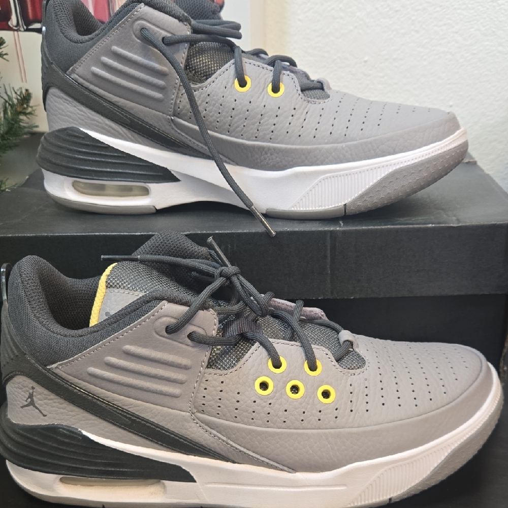 EUC Jordan Max Aura 5 Yellow and Black Sneakers